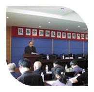 新竹公司董事長(zhǎng)在桂林市加快發(fā)展新興竹產(chǎn)業(yè)研討會(huì)上作宣讀論。